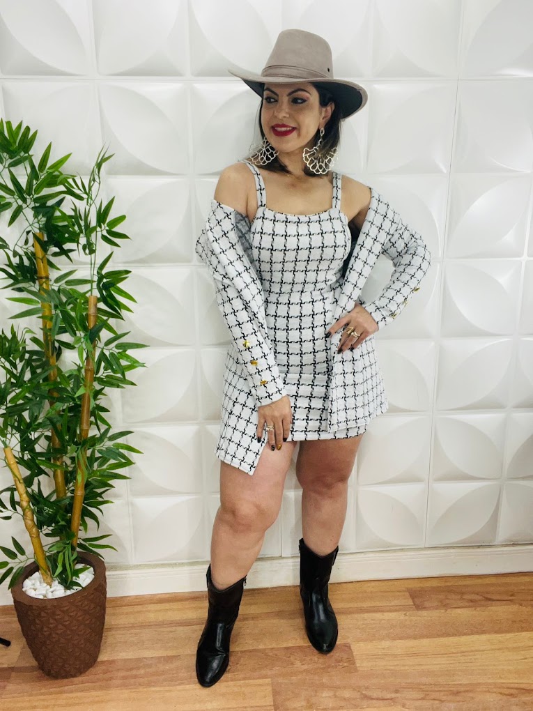 Modelo vestindo look da Mundo da Moda — moda com estilo e personalidade
